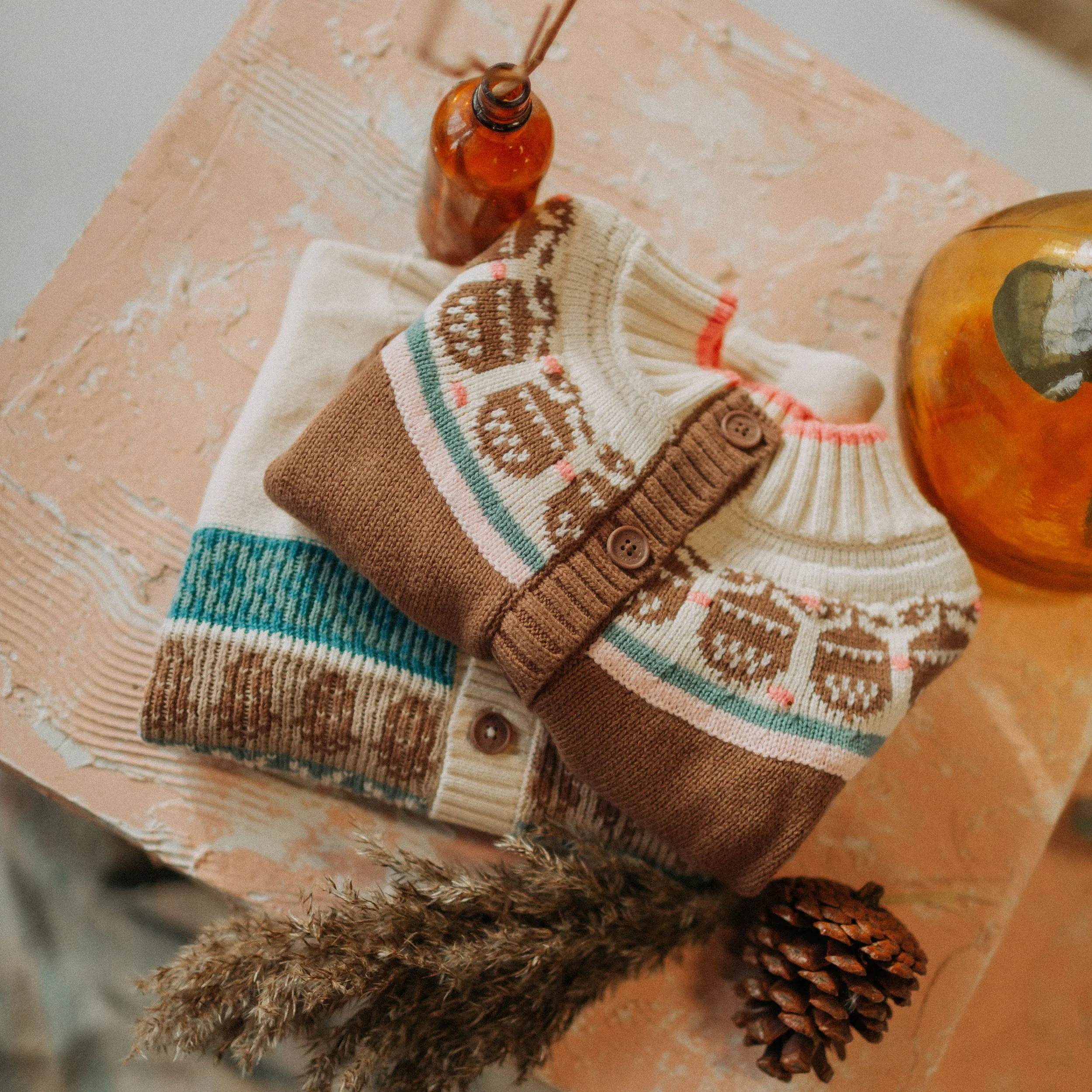 Veste de maille brune à motif en coton cachemire, bébé || Brown patterned knitted vest in cotton cashmere, baby