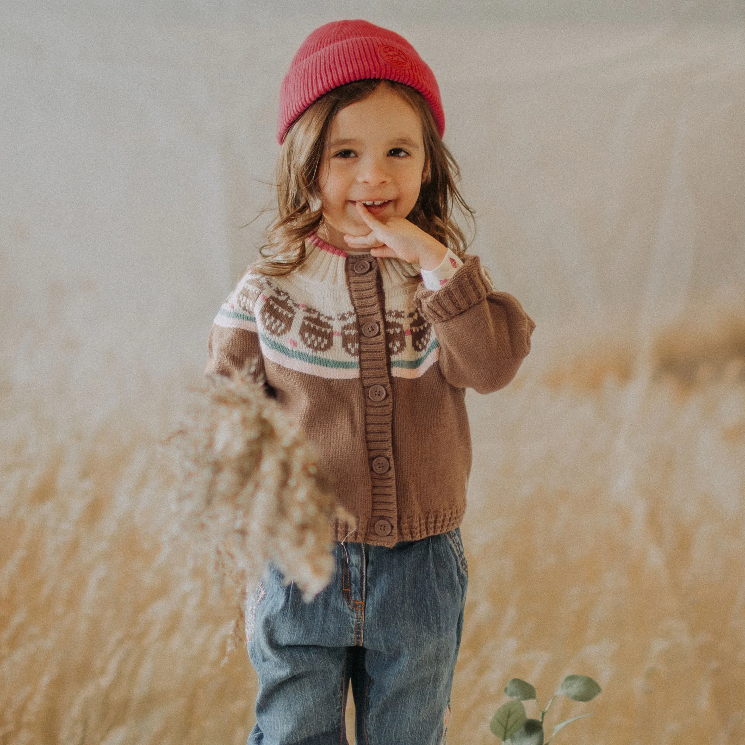 Veste de maille brune à motif en coton cachemire, bébé || Brown patterned knitted vest in cotton cashmere, baby
