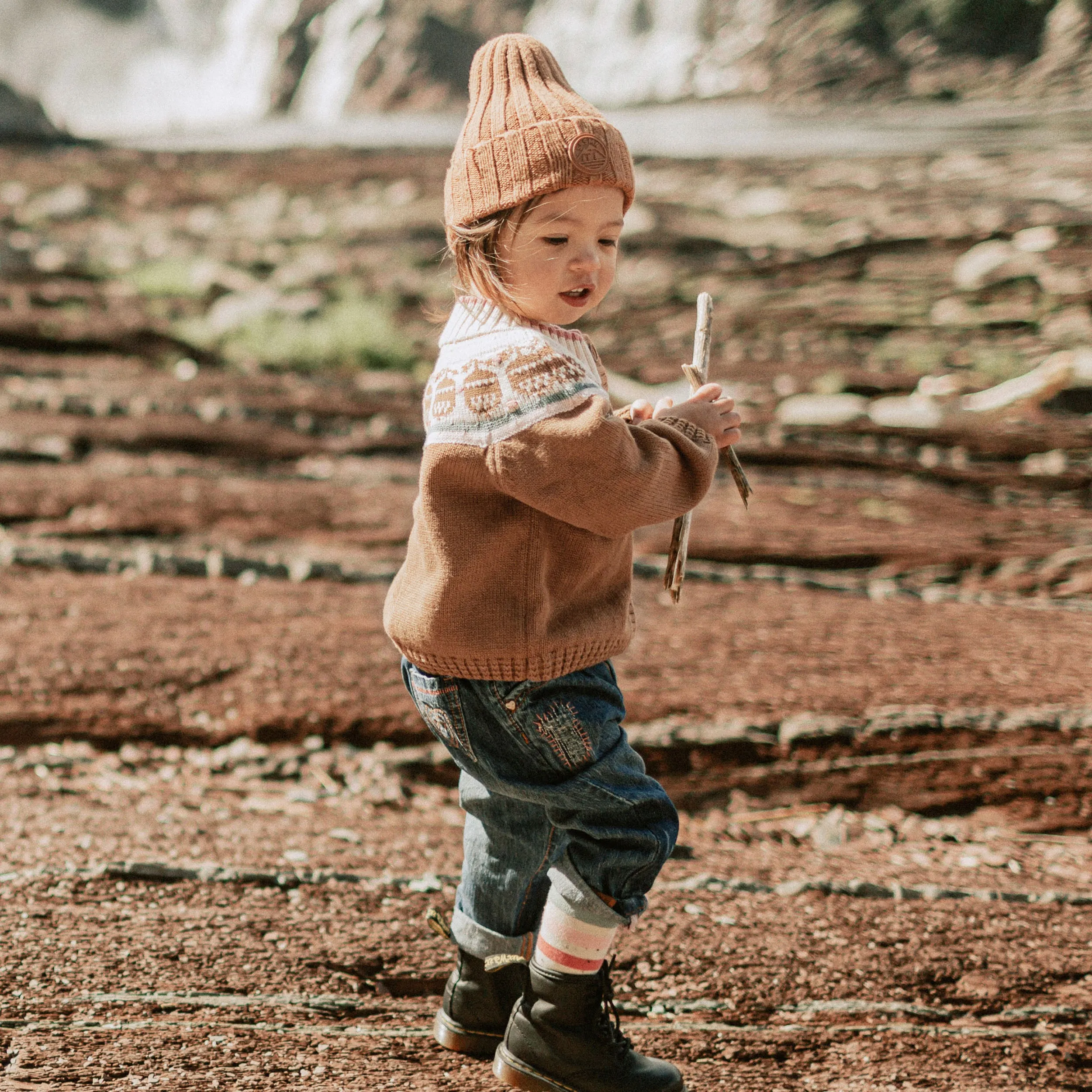 Veste de maille brune à motif en coton cachemire, bébé || Brown patterned knitted vest in cotton cashmere, baby